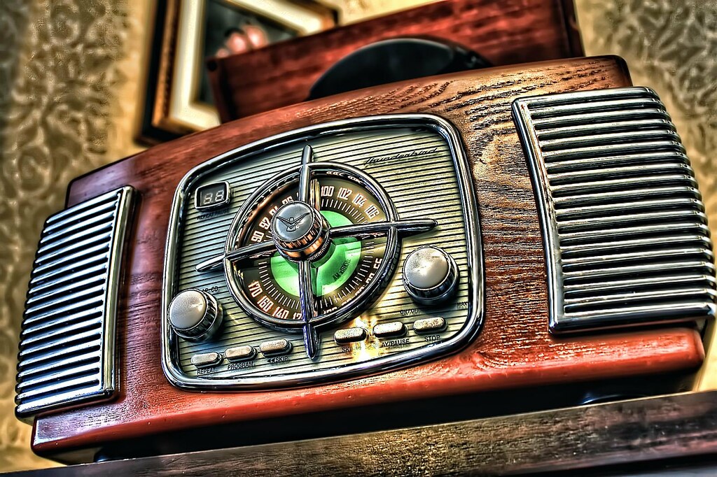 Old Time Radio by j.dav photo is marked with CC BY-NC 2.0.